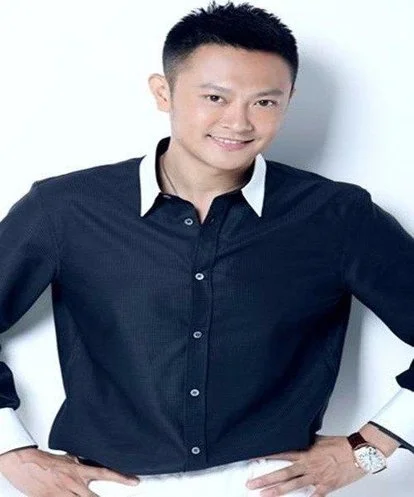 谁给哥MJ最具代表性的一个舞蹈（上海地铁绿衣哥舞蹈）