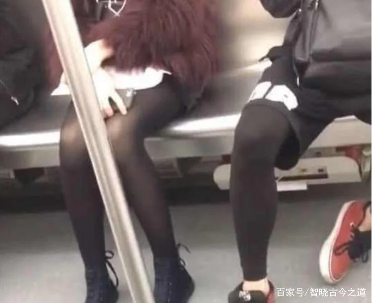 这是我在深圳地铁见到的两个小美女！很时尚流行漂亮大气！以前还见过一个！就那穿着打扮！（深圳地铁抱美女腿）