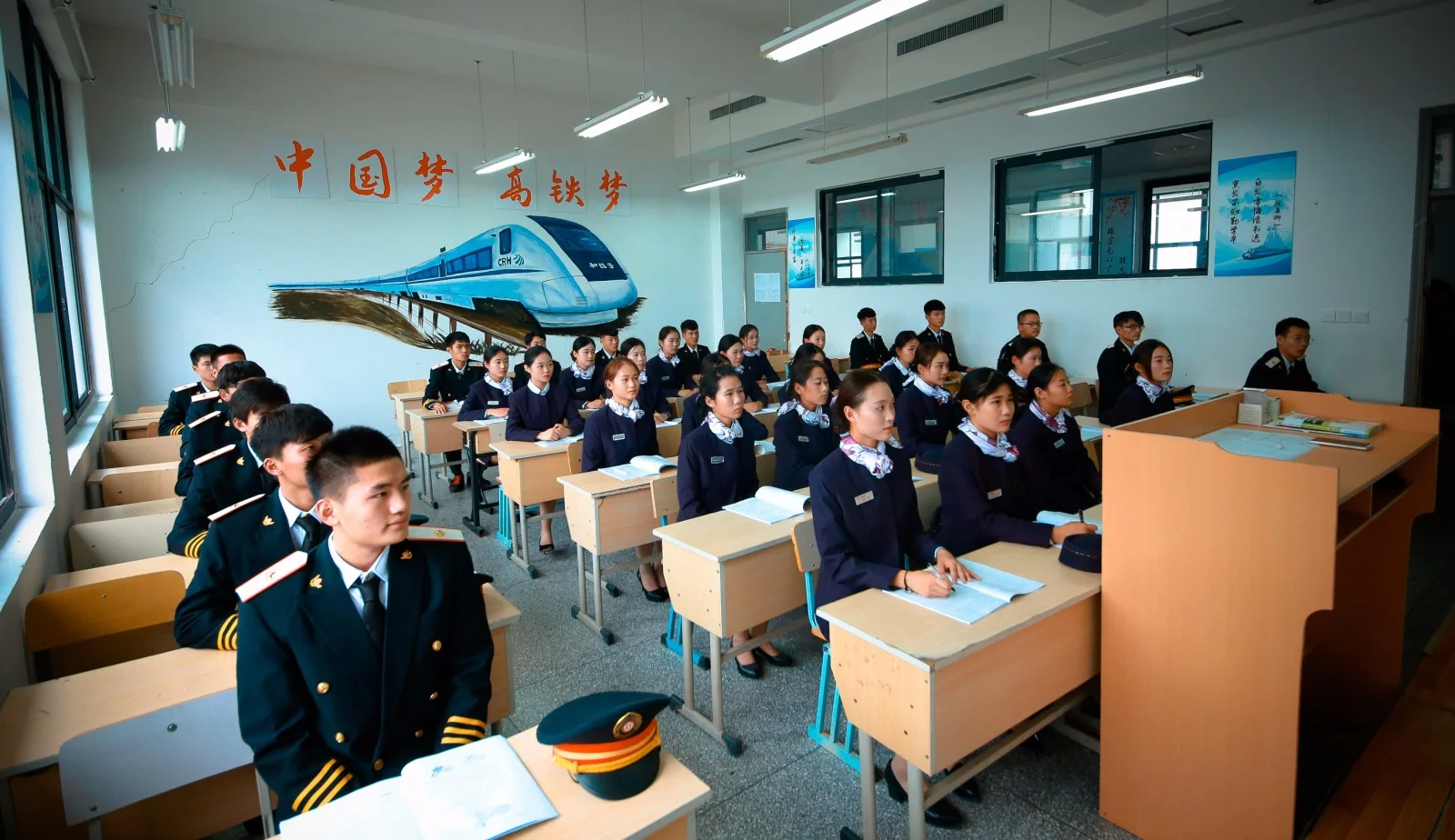 高铁乘务跟美容美体哪个比较好（美容和铁路）