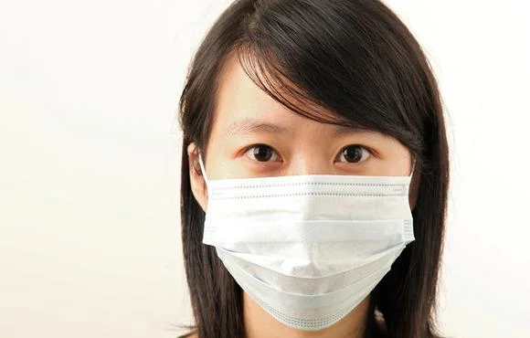 老外高铁上拒戴口罩邻座阿姨提醒反遭辱骂他为何这么嚣张（西安地铁外国人未戴口罩）8