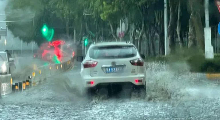 武汉暴雨小男孩上衣湿透地铁大哥哥为何送衣服（武汉暴雨地铁）6