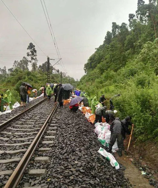 成昆铁路途径哪些站点（成昆铁路运行）