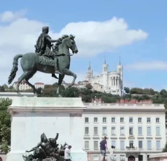 从侨香站到罗湖火车站的地铁早上几点开（地铁站香）