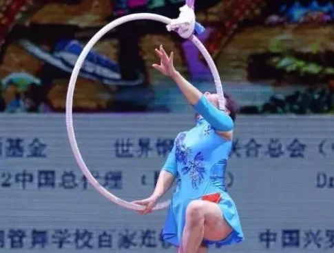 女子摘口罩在地铁车厢内热舞地铁工作人员对此有何回应（成都地铁钢管舞）