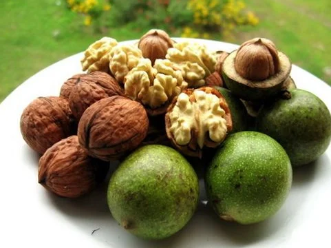 核桃中的铁多还是菠菜中的铁多（核桃含铁高吗）2