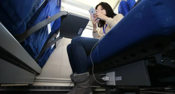 高铁列车座位下充电装置在什么地方（高铁二等座充电位置）2