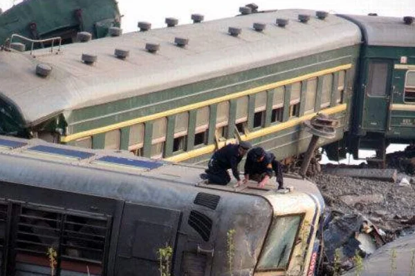 高铁事故到底怎么出现的 到现在真实一共死了多少人（中国高铁追尾）