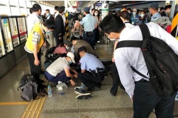 男子在北京地铁站晕倒抢救无效死亡我们怎么看待猝死（地铁站倒地）2