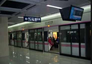 在武汉地铁上老人因争执打人后又被众人推出车厢众殴值不值得同情（美国人在武汉地铁上吐口水）3