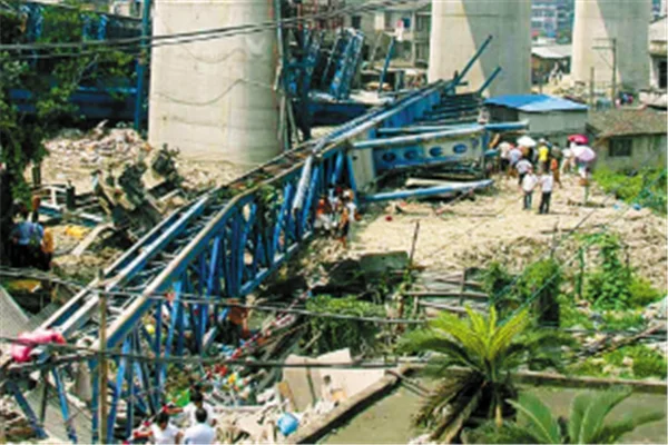 天津一铁路桥发生坍塌致7死5伤此事故该谁负责（天津市南环铁路桥发生坍塌事故事故人姓名）