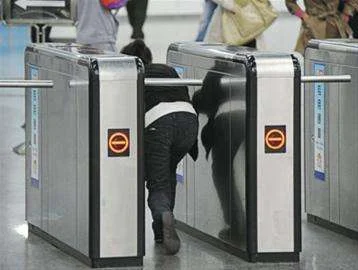 在北京地铁10号线逃票当时没几个人也没有jc但会不会被摄像头拍下来加入黑名单啊（武汉地铁摄像头会记录逃票）5