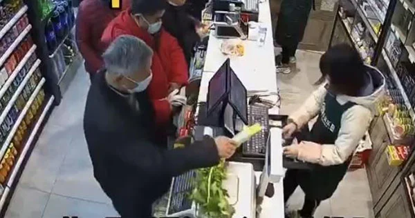 在武汉地铁上老人因争执打人后又被众人推出车厢众殴值不值得同情（武汉地铁老人倚老卖老被打）