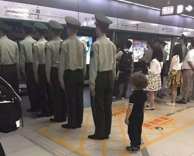 北京地铁几号线上有证件自助照相机（北京地铁摆拍）4