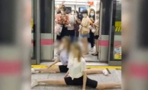 两女子在上海地铁未戴口罩劈叉警方是如何行政警告的（地铁站劈叉被警告）6