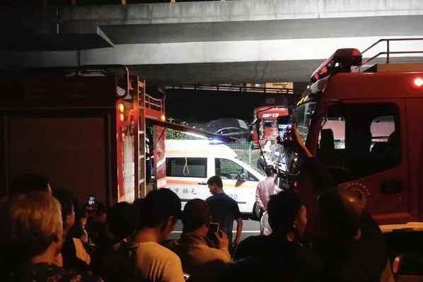 天津铁路桥坍塌事故已致八人死亡铁路桥坍塌的原因是什么(桥梁坍塌2011轨道交通桥上海)2