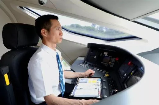 高铁乘务员怎么考（铁路怎么考）3