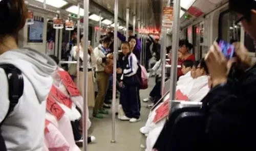 上海地铁那个时段最拥挤（上海地铁拥堵视频）3