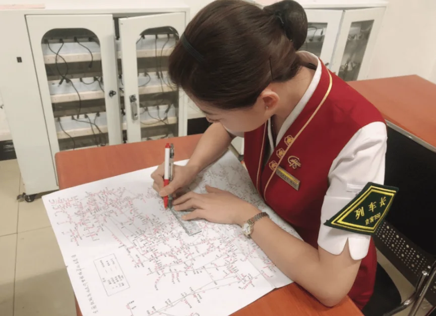 高铁小姐姐90分钟默画全国铁路图这是否体现了她的敬业（高铁姐）7