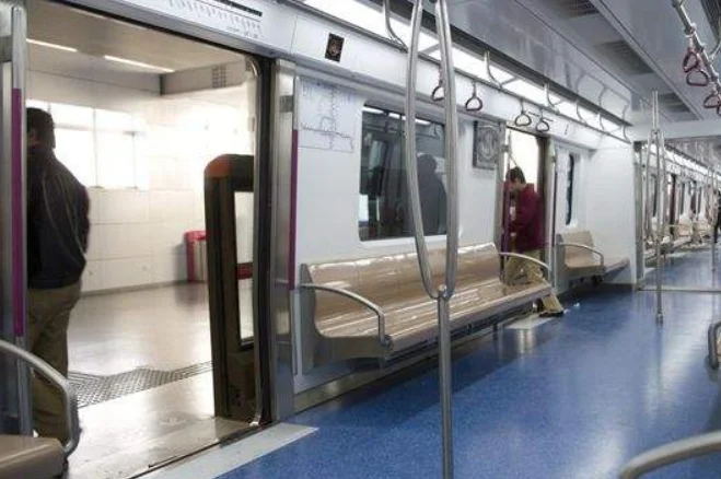 南京女子地铁车厢内啃饼跳操这事你怎么看（地铁南京女子造不明液体）2