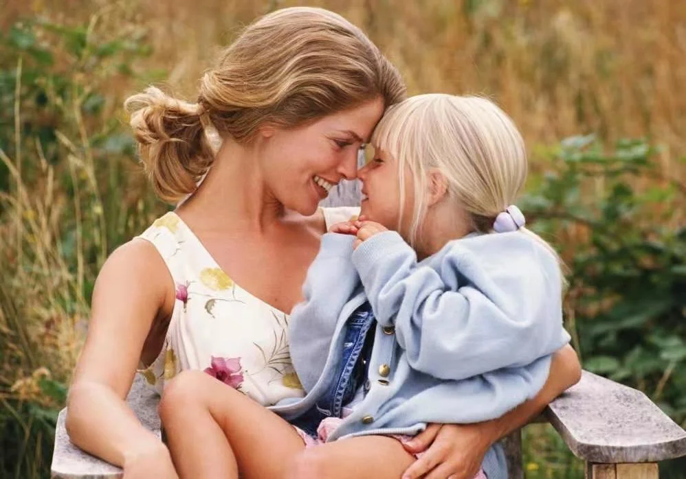 女生读高铁出来是干嘛的（高铁抱女孩）2