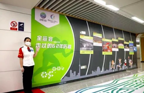 探访西安拖拽事件地铁站涉事工作人员是否还在正常工作（西安扫黑除恶地铁车厢）7