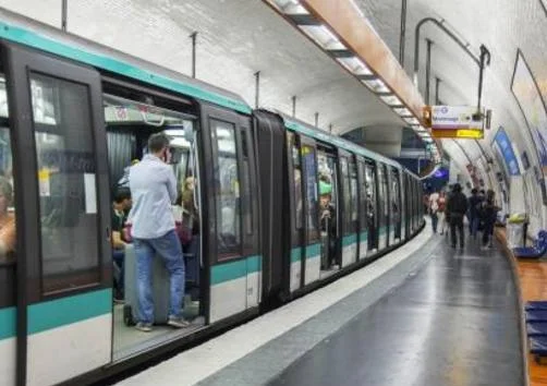 在广州地铁站以外的711充值羊城通是现金充值吗是把现金和羊城通给收银员他们就会帮你充值吗（地铁站的飞充）