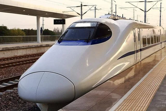 我国正在建设的一条高速铁路途经三省市何时建成（建高速铁路）2