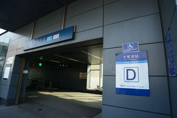 上海地铁站为什么找不到共享单车(地铁站出口共享单车)2