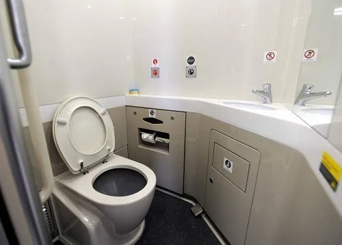 高铁有厕所吗 在哪个车箱（高铁车厢厕所）2