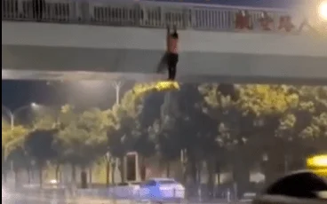 武汉地铁1名乘客强行上车被卡住后如何获救(武汉地铁一男子躺在椅子上)6