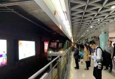 上海男子翻越站台进入地铁被夹致死地铁方面是否该追究其责任（上海地铁一男子）6