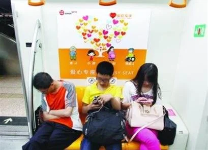 近来乘成都地铁的人多吗（成都地铁顶到人）3