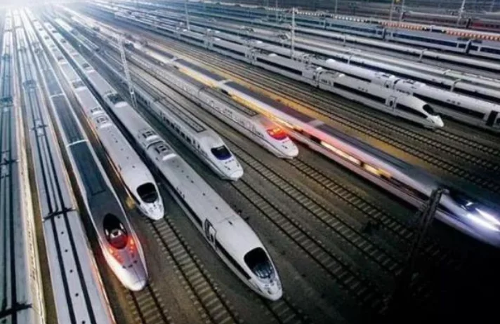 高铁早上几点开始运行晚上几点停运(高铁早班几点发车)2