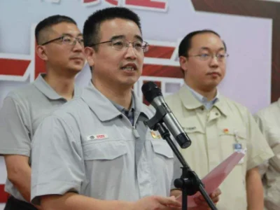 广州地铁南站被卡青年怎么解救出来的（广州地铁推车救人）6