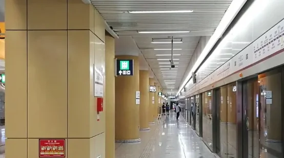 上海地铁2号线早高峰的时候是不是很挤我明天大概8:30到上海虹桥 10:00前要到浦东南路那边（上海地铁早高峰可以吧我的衣服挤坏）