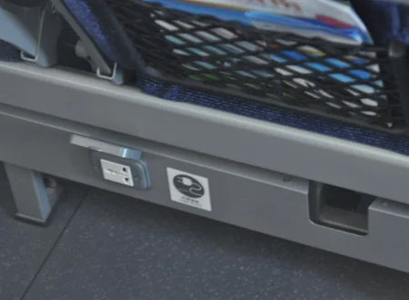 高铁列车座位下充电装置在什么地方（高铁二等座充电位置）