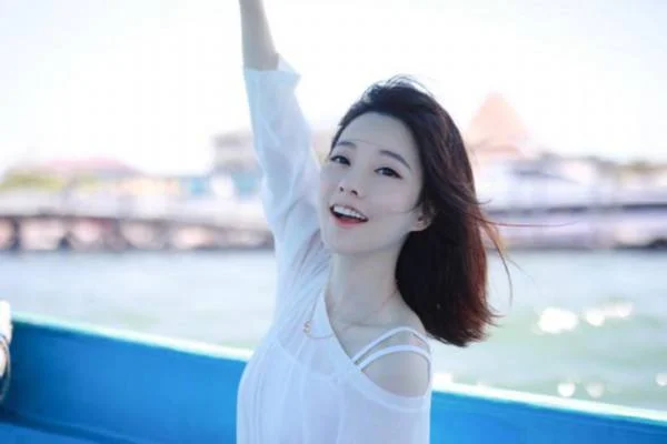 冯提莫停播超过两个月频频出席商演或综艺她这是要进军娱乐界吗（北京地铁大屏幕冯提莫）3