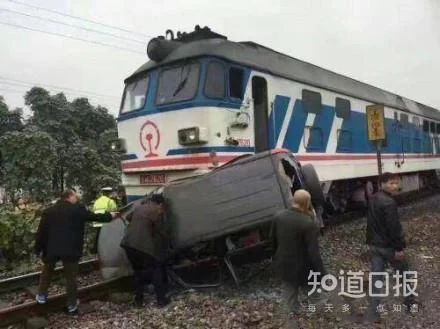 铁路道口监控是高清吗(火车过铁路道口的视频)2