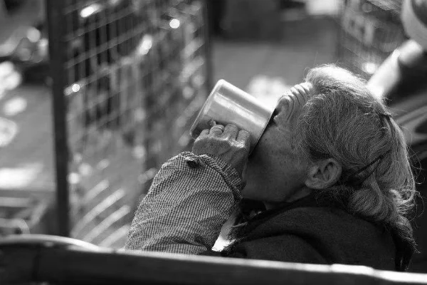 武汉一女孩因搭错地铁态度恶劣当众连踹母亲6脚为何说母亲是自作自受（武汉地铁挨打老人）4