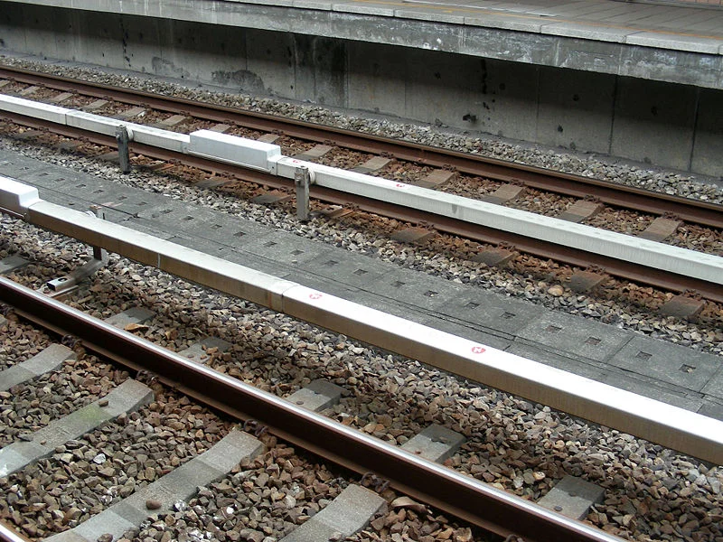 地铁车厢内地面的材料是什么（地铁站条带）3