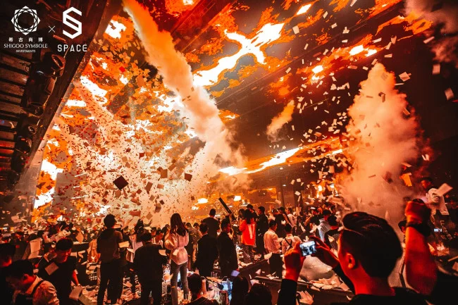 成都酒吧一条街在哪里具体位置说详细一点谢谢（成都晶融汇地铁那个站可以到）2