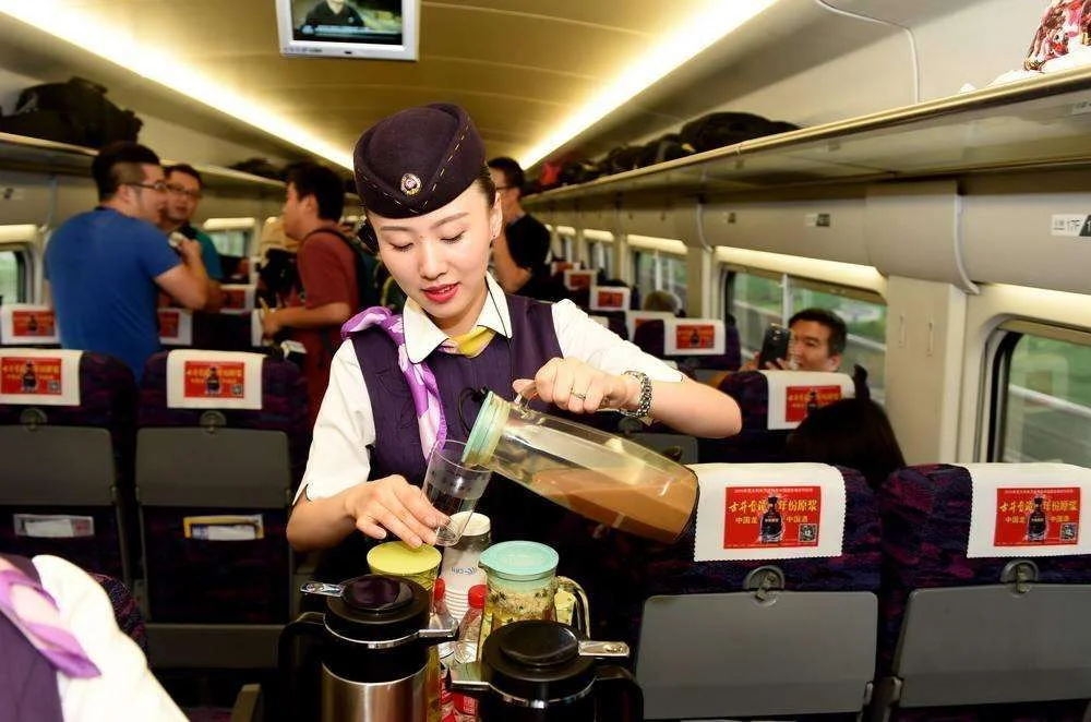 乘务员从服装如何区分级别(高铁乘务员制服图片)3