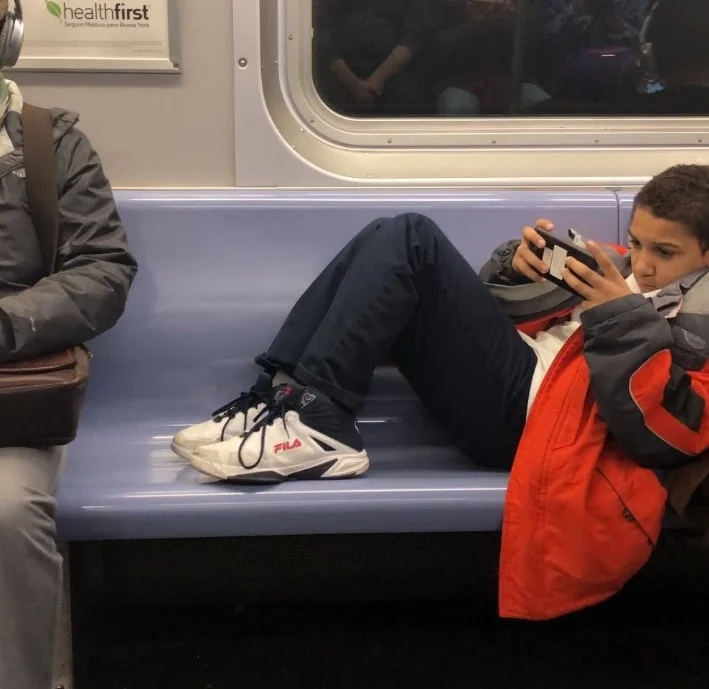 材料一：广州地铁四号线车厢内老汉与小伙为抢座斗殴；武汉航班乘客因脚踩座椅拿行李引群殴；国庆长假出行（地铁小哥武汉）5