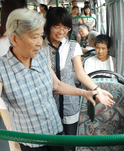 一部日本漫画讲的是一个上级老头派女主去跟踪一个人结果上了地铁被啪啪了（天津女在地铁上骂老头）