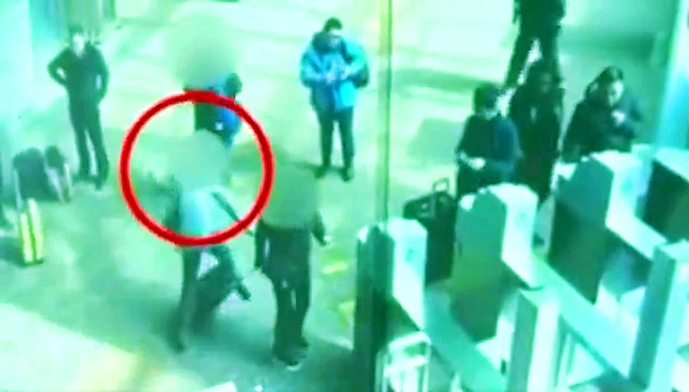 如何看待武汉地铁安检员怼问路乘客这一行为(武汉地铁逆行拦行李箱事件)8