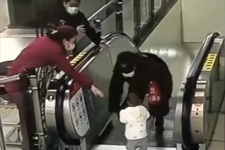 武汉地铁一女孩疑因坐错车踹母亲你觉得这事是谁的错（武汉地铁宝宝）