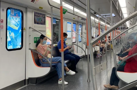 上海地铁内两女子互殴发生矛盾的主要原因是什么（上海地铁站一女子强行）6