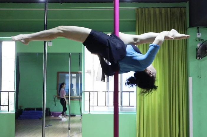 女子摘口罩在地铁车厢内热舞地铁工作人员对此有何回应(成都地铁钢管舞)4