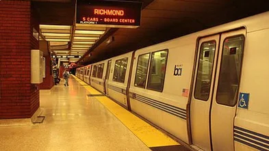 地铁有时候到一个地方会临时停车为什么(地铁站乱停车)