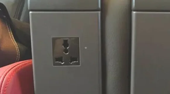 高铁的电源插座在哪呢(高铁充电器在哪)1